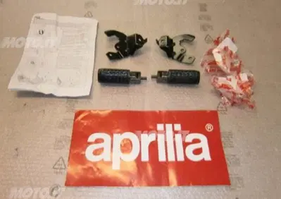 KIT PEDANE PASSEGGERO Aprilia COPPIA PEDANE PASSEGGERO SCARABEO 50/100 2001/09 - Annuncio 6143361