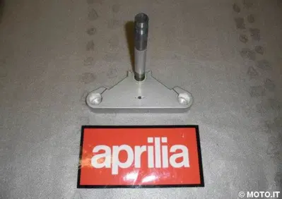 PIASTRA FORCELLA INFERIORE CLASSIC 50 Aprilia PIASTRA FORCELLA CLASSIC 50 - Annuncio 6143618
