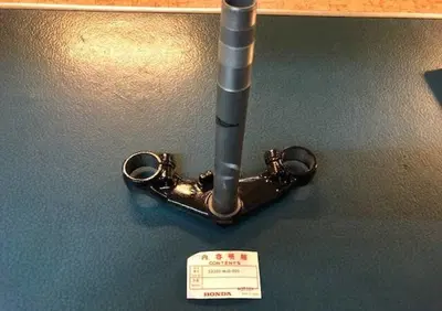 PIANTONE DI STERZO PER FORCELLA HONDA CBX750 F - Annuncio 7110381