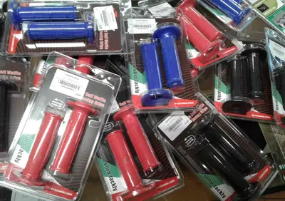 manopole moto diversi colori super tenuta r-tech n Racetech - Annuncio 7222181