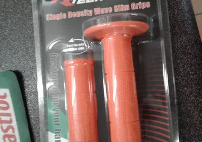 manopole moto ARANCIONI super tenuta r-tech nuove Racetech - Annuncio 7222182