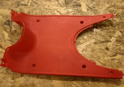 PIANALE POGGIAPIEDI ROSSO (AP8231141) Aprilia - Annuncio 6318016