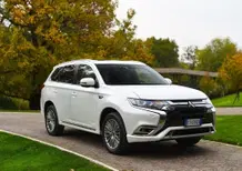 Mitusbishi Outlander PHEV 2019, gran comfort ma quel prezzo... [Video]