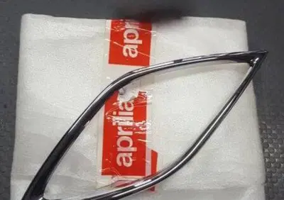 CORNICE SX CROMATA FANALE ANT. SPORTCITY 125 200 Aprilia - Annuncio 7613629