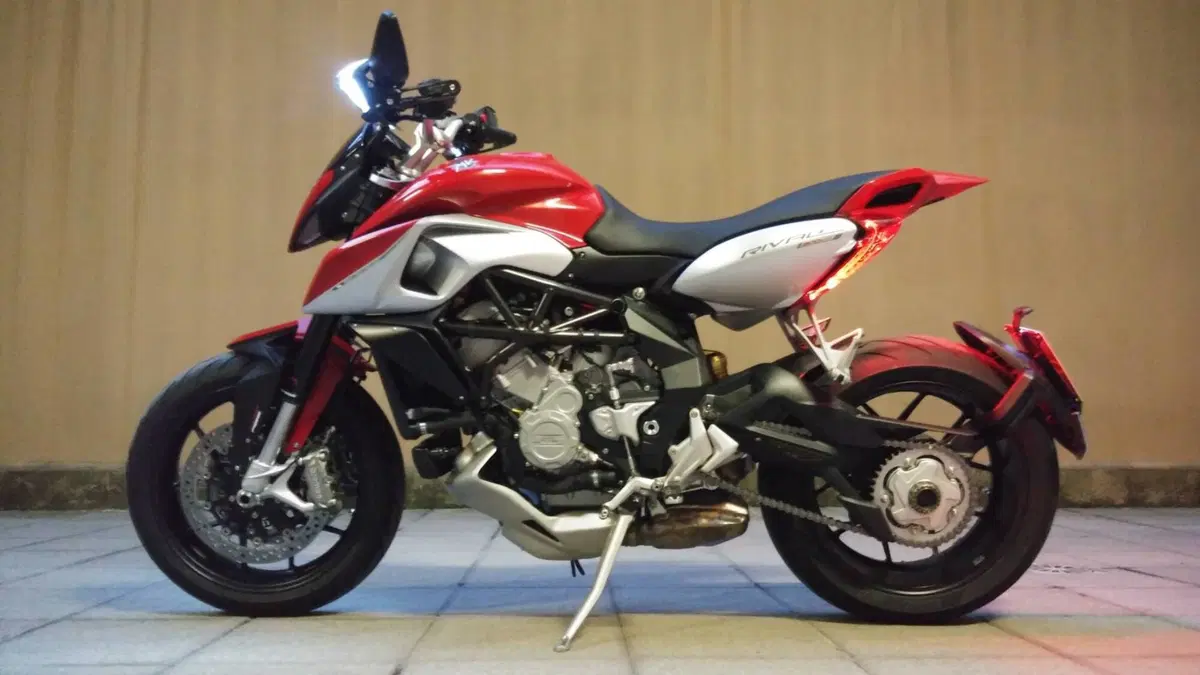 MV Agusta Rivale 800 EAS ABS (2013 -17)  (2)