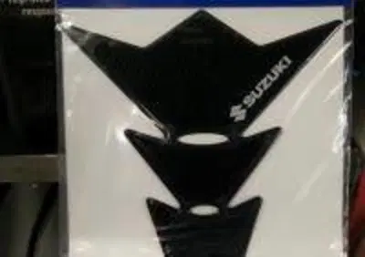 Adesivo Paraserbatoio suzuki universale carbonio - Annuncio 7897266