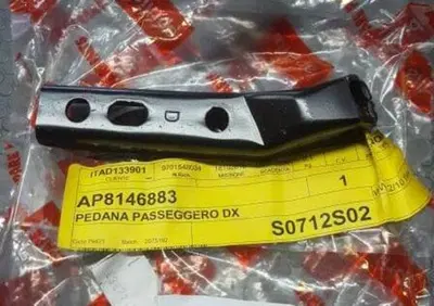 PEDANA PASSEGG. DX SPORTICITY 125 200 250 300 Aprilia - Annuncio 7954806