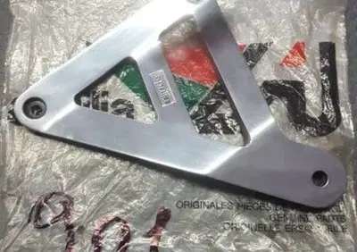 SUPPORTO PEDANA SINISTRO PASSEGG. ETX TUAREG 125 Aprilia - Annuncio 7957620