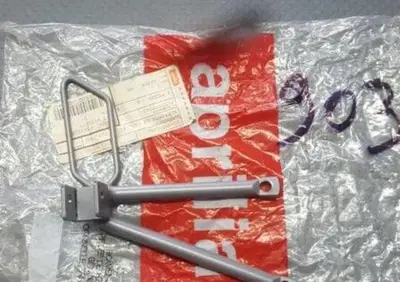 SUPPORTO DX PEDANA PASSEGG. RX ENDURO 50 RX 50 125 Aprilia - Annuncio 7957640