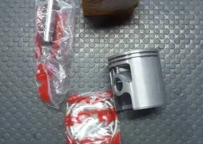 PISTONE DIAM. 46,5 SPINOTTO 12 PIAGGIO CIAO SI Malossi - Annuncio 7957983