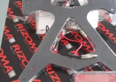PORTA TARGA RIZOMA YAMAHA R1 2004/2008 - Annuncio 7974084