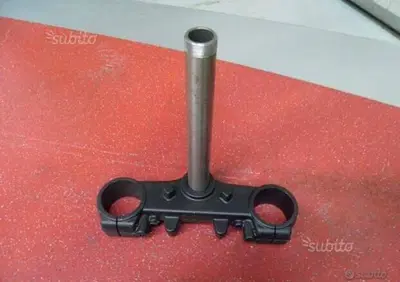 PIASTRA INF. FORCELLA APRILIA RX 50 E TUAREG 50 - Annuncio 8023950