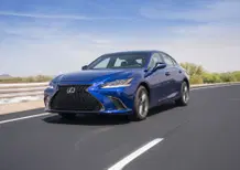 Lexus ES Hybrid | Ti siedi... ti guida... nel lusso [Video]