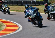 Sfida pazza in pista con 3 boxer BMW 1250: GS vs RT vs R! Chi vince?