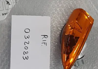 FRECCIA POSTERIORE DESTRA COLORE ARANCIONE PIAGGIO - Annuncio 8203536