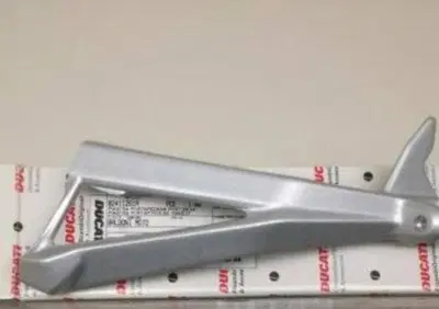PEDANA POGGIA PIEDE DUCATI 1098 destra 82411241a - Annuncio 8216418