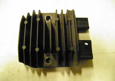 REGOLATORE DI TENSIONE USATO PER HONDA SW T 400 - Annuncio 8223096