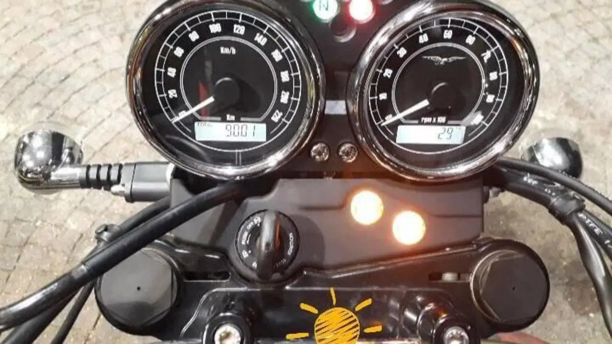 Moto Guzzi V7 II Special (2015 - 17)  (4)