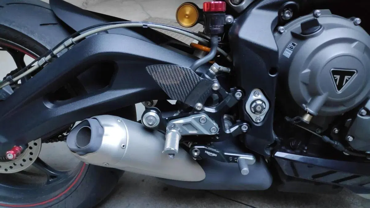 Triumph Street Triple RS (2017 - 19)  (7)