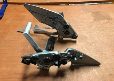Pedane anteriori complete Suzuki Bandit 600 - Annuncio 8451123