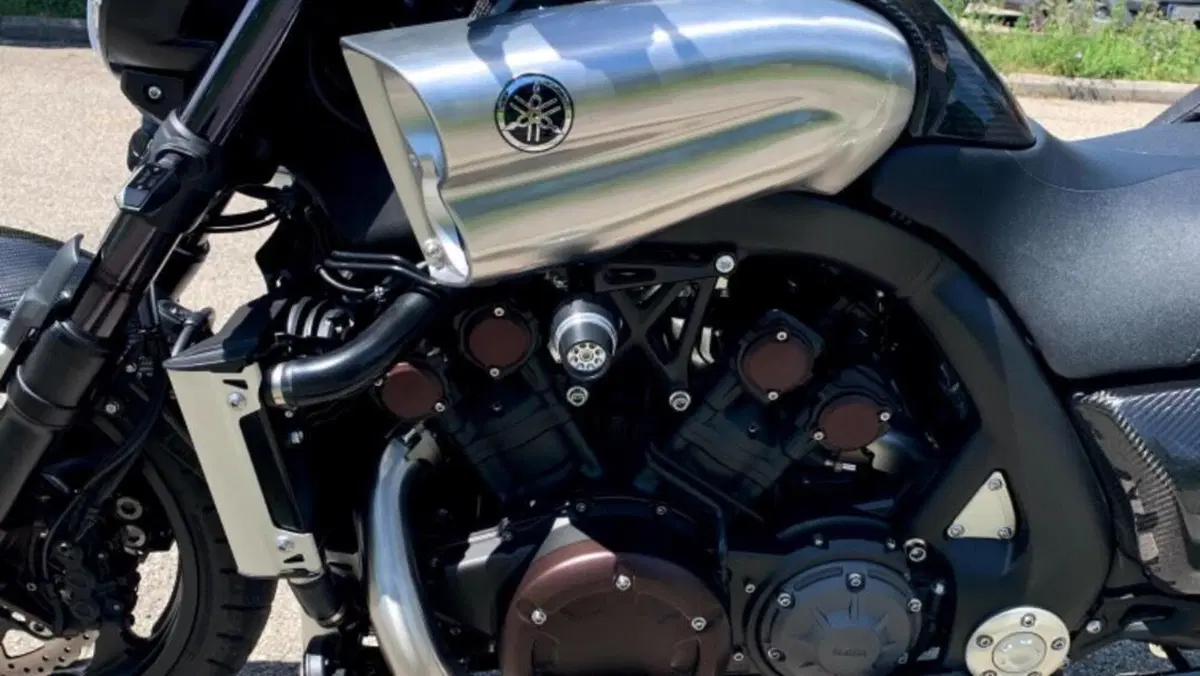 Yamaha VMAX Carbon (2015 - 16)  (6)