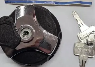 TAPPO SERBATOIO SUZUKI DR 750 BIG DR 800 BIG FARMA - Annuncio 8613089