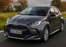 Le nuove Mazda2 (una con l'ibrido Toyota) su listino prezzi Italia: ampia differenza tecnica ed economica [da 18K]