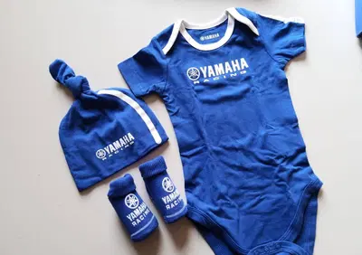 KIT NEONATO YAMAHA PAGLIACCETTO - CALZE - CAPPELLO - Annuncio 8724320