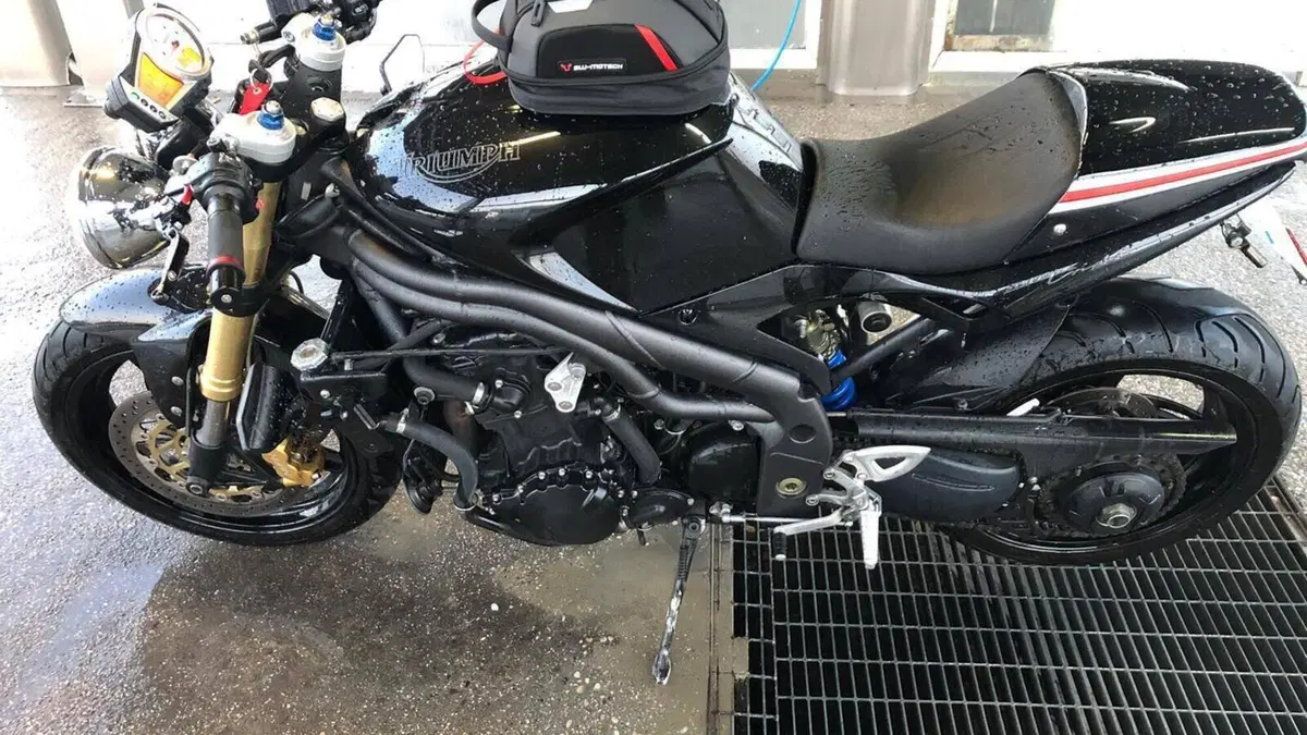 Triumph Speed Triple 1050 (2005 - 11)  (5)