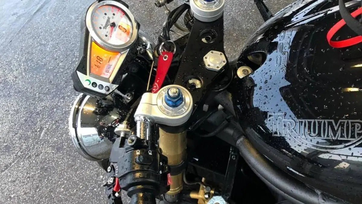 Triumph Speed Triple 1050 (2005 - 11)  (6)