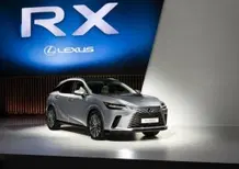 Nuova Lexus RX 2023: bello vivere nel "Tazuma" con ibrido full o plugin e il 4x4