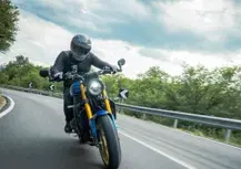 Yamaha XSR 900: divertimento assicurato in abito vintage