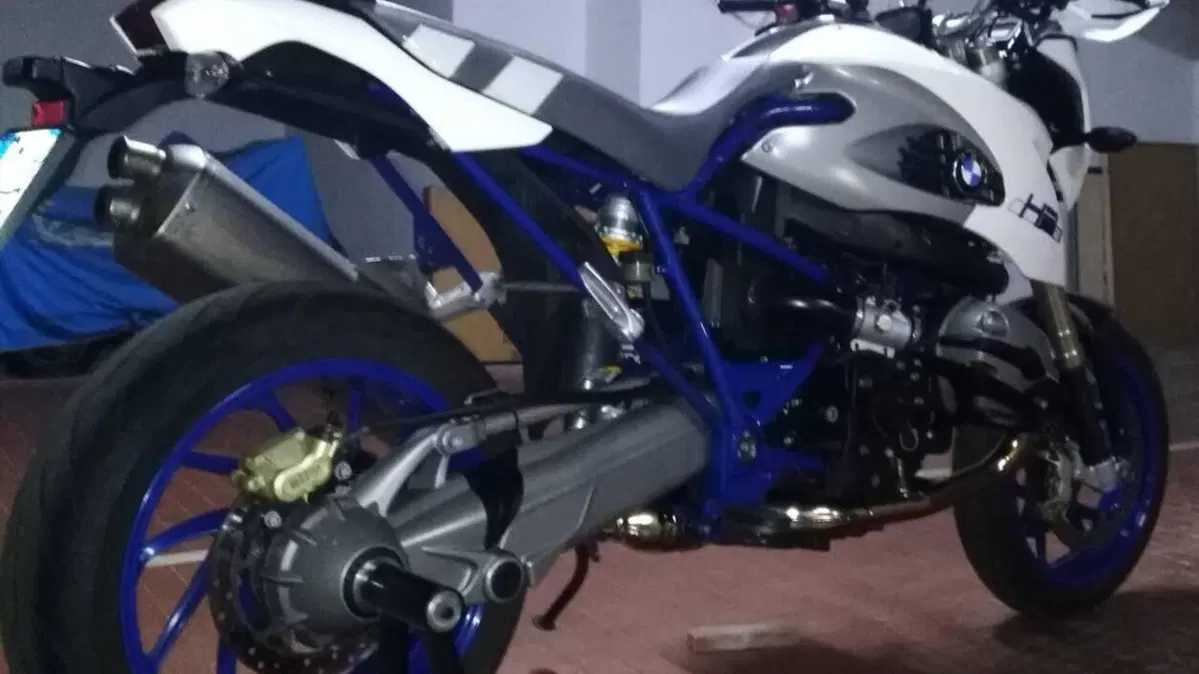 Bmw HP2 Megamoto  (2)