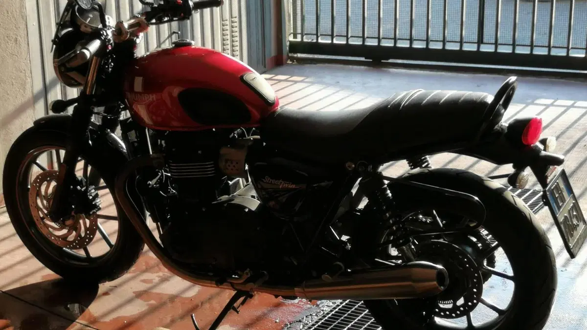 Triumph Street Twin 900 (2017 - 18)  (2)