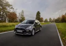 Mazda 2 Hybrid, la sosia di Toyota Yaris: come e perché la fanno
