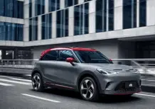 smart Brabus #1: una mini Tesla che brucia l’asfalto [Video]