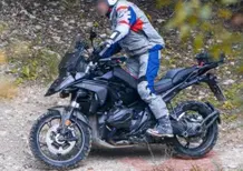 La futura BMW R1300GS fotografata in fuoristrada: è nuovo anche il telaio