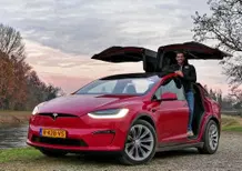 Tesla Model X Plaid, con 1020 CV è la SUV più scattante al mondo! [Video]