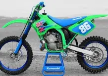 Il restauro della Kawasaki KX 250 del 1995: un video che è pure passione