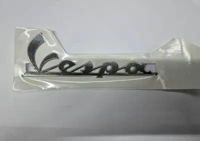 TARGHETTA EMBLEMA ADESIVO PIAGGIO VESPA - 1B000944 - Annuncio 9128501