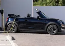 Scende in campo e le ha tutte contro: Mini Cooper SE Cabrio, top e flop
