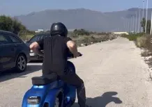 [VIDEO] Questa vespa blu è l'incubo di tutti i 1000. Da zero a cento in? Forse troppo poco...