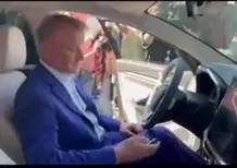 Lada Aura, che figuraccia, al debutto l'auto non si accende, il Presidente rinuncia [VIDEO]