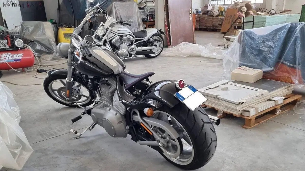 Harley-Davidson 1584 Rocker (2008 - 09) - FXCW  (3)