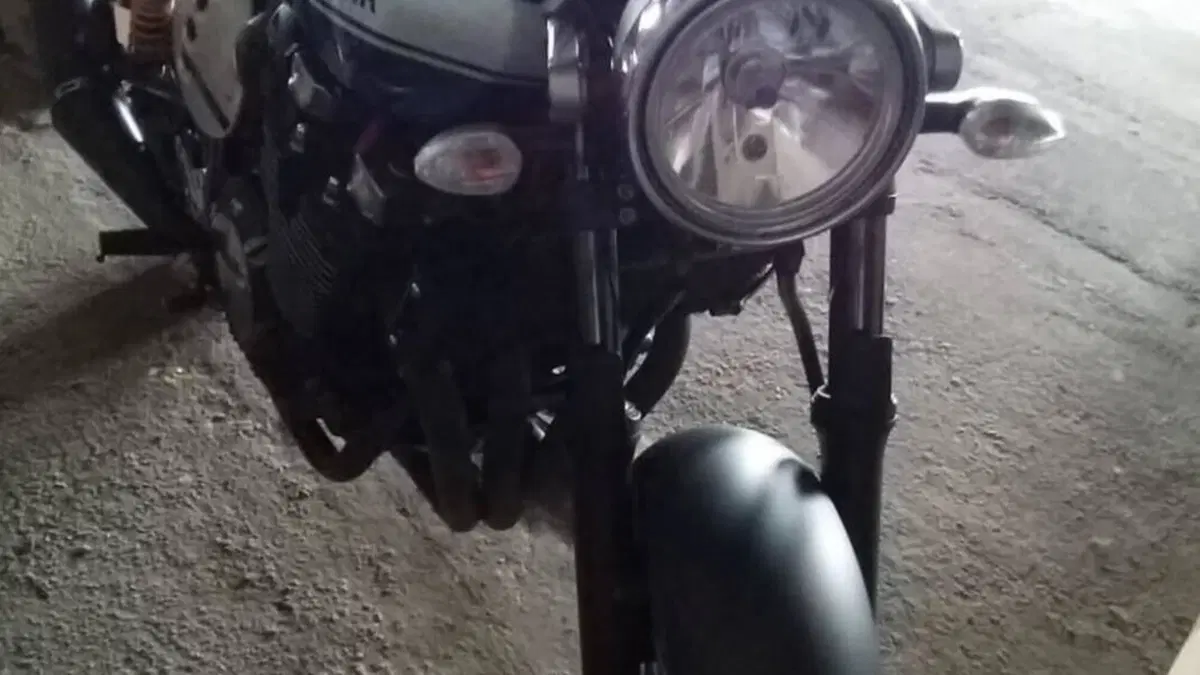 Yamaha XJR 1300 Racer (2015 - 17)  (9)