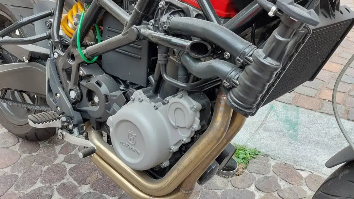 Husqvarna Nuda 900 R (2011 - 13)  (8)