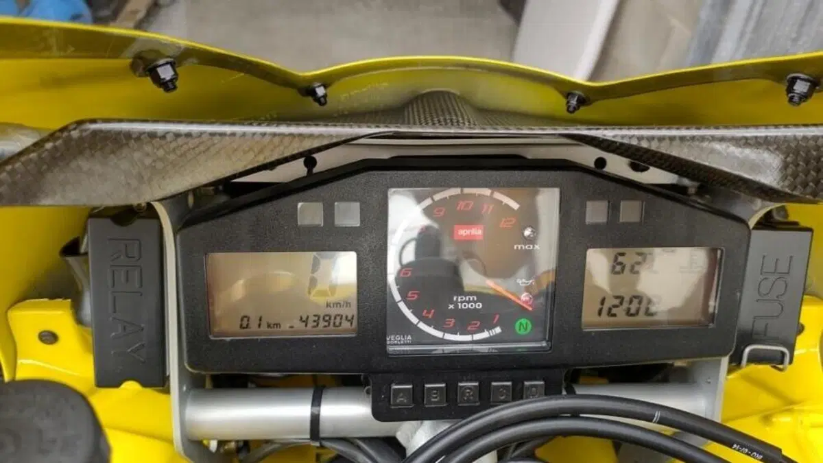 Aprilia RSV 1000 R (2003 - 04)  (7)