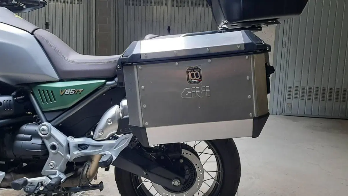 Moto Guzzi V85 TT Centenario (2021 - 22)  (3)