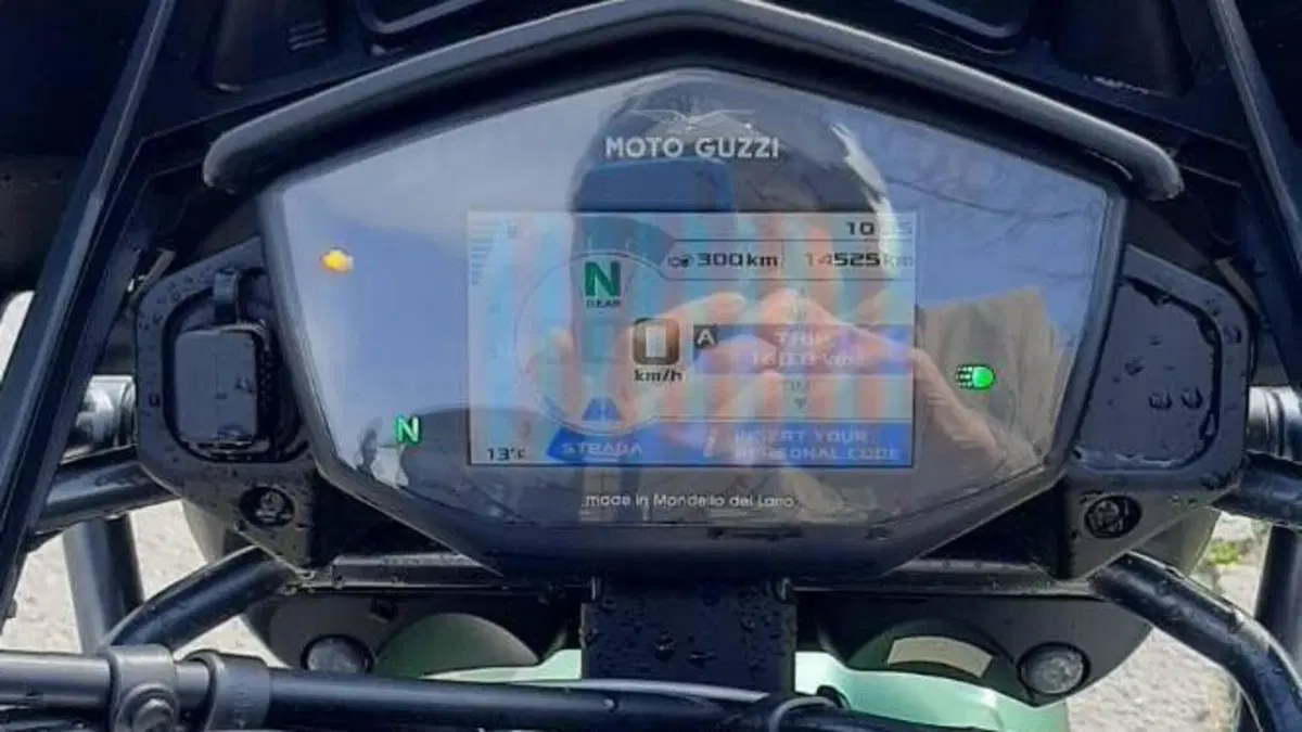 Moto Guzzi V85 TT Centenario (2021 - 22)  (10)