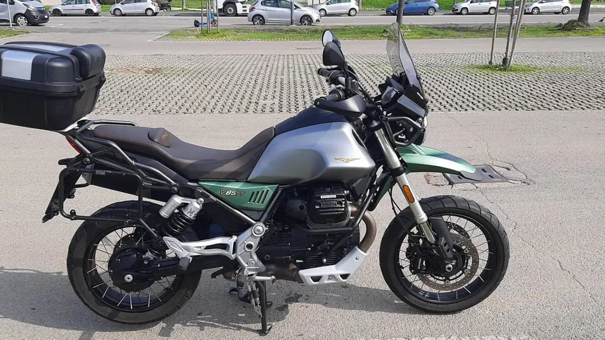 Moto Guzzi V85 TT Centenario (2021 - 22)  (2)